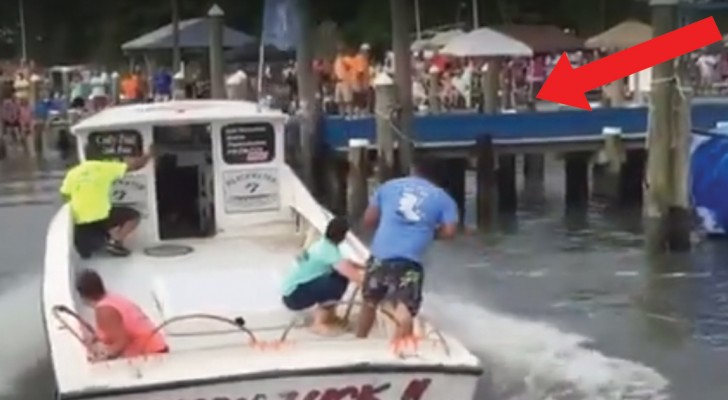 La habilidad con la que este hombre ESTACIONA la barca es impresionante