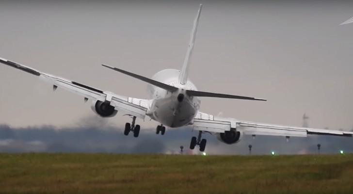 Het vliegtuig probeert om te landen met een sterke wind: de manoeuvre die hij maakt bezorgt je de kriebels!