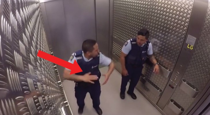 Die Beamten betreten den Aufzug: die Fahrt zum Erdgeschoss birgt Überraschungen