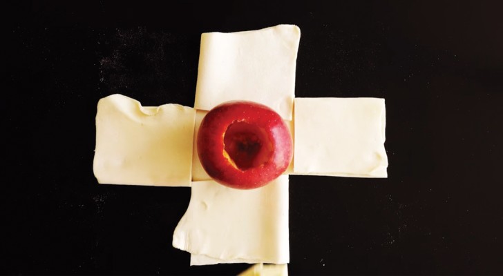 Taglia la pasta sfoglia e mette una mela al centro: ecco come trasforma un frutto in un delizioso dessert!