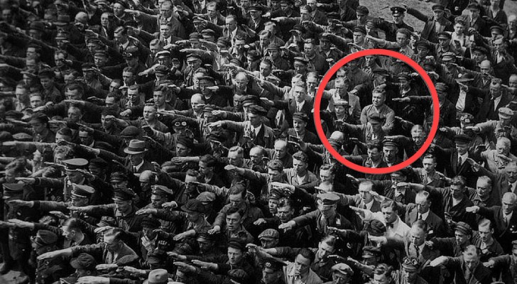 L'uomo che si rifiutò di salutare Hitler: ecco cosa c'è dietro la famosa foto...