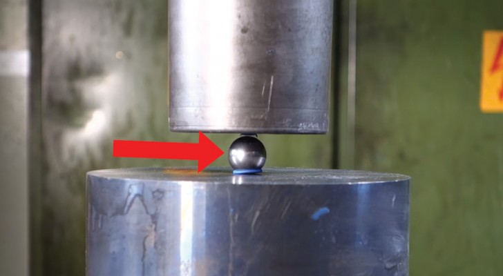 La pressa idraulica contro una biglia metallica. Quello che accade è ASSURDO