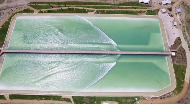Een paradijs voor surfers: in dit zwembad worden kunstmatige golven gecreëerd!