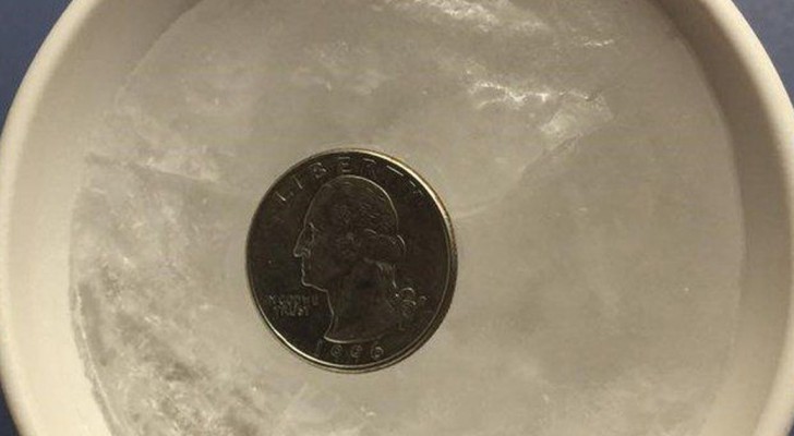 Une pièce de monnaie sur un verre d'eau glacée: une astuce pour préserver la santé