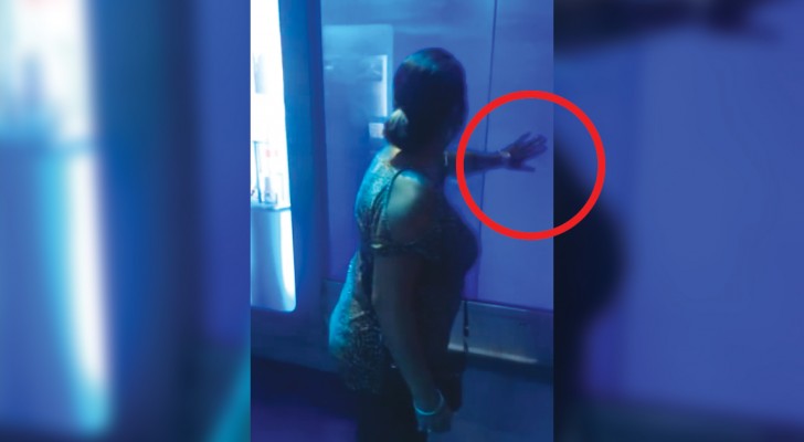 Deze vrouw raakt het glas van een haaienaquarium aan: wat er dan gebeurt, zorgt voor paniek in de tent.