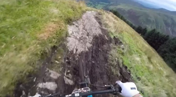 Il monte sur la selle et descend la montagne à une vitesse à couper le souffle: un sport plus qu'extrême!