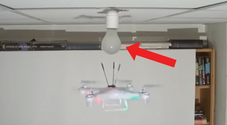 Quanti tentativi servono per cambiare una lampadina con un... DRONE? Ecco la risposta