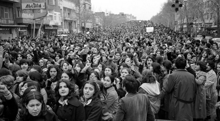 Le gouvernement impose le voile: voilà les photos puissantes de la protestation des femmes iraniennes en 1979