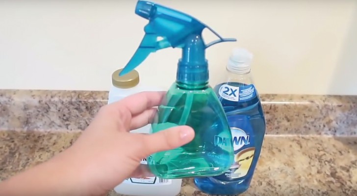 Une DOS productos de uso comun y obtiene el detergente para el baño mas eficaz que haya