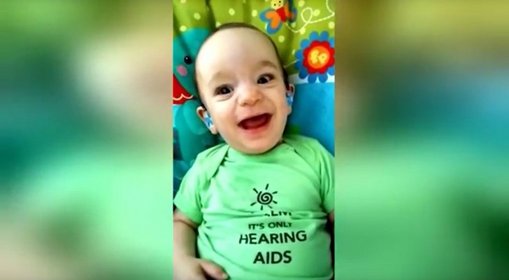 Er trägt sein erstes Hörgerät und hört die Stimme der Mutter: seine Reaktion ist wunderschön