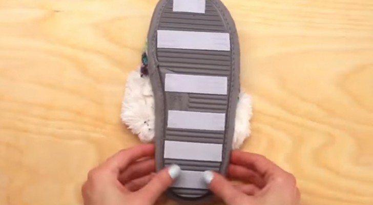 Elle colle des bandes de Velcro sur ses chaussons: cette idée va changer votre façon de faire le ménage