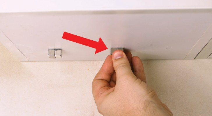 Er klebt Magnete unter das Küchenregal: der Grund wird auch für euch nützlich sein 