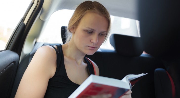 Perché leggere in macchina fa venire la nausea?