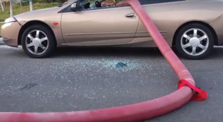 Este é o risco de estacionar seu carro próximo de um hidrante