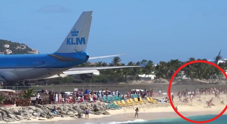 El aeropuerto esta junto a la playa: el aereo esta pronto para despegar BARRIENDO a todos los bañistas