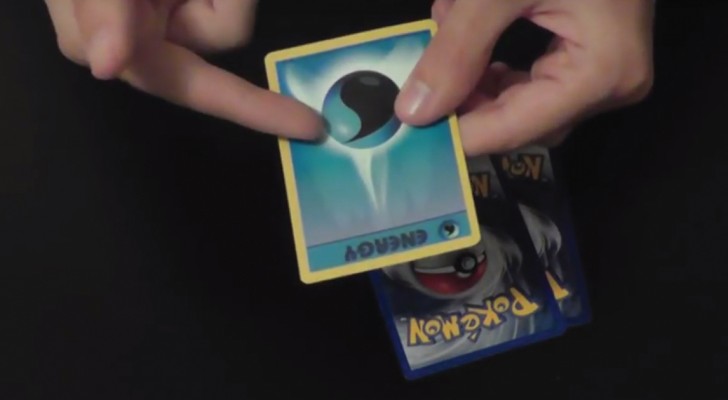 Hij laat een truc zien met 3 Pokemon kaarten: zijn magische kunsten zijn onwerkelijk!
