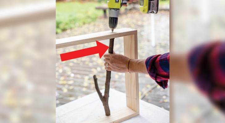 Inserisce dei rami in una cornice di legno: ecco un lavoro fai da te da provare subito