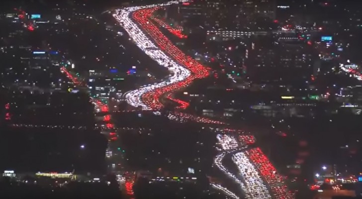 Todos a casa para las fiestas: aqui la serpiente de automoviles mas largo que jamas hayan visto