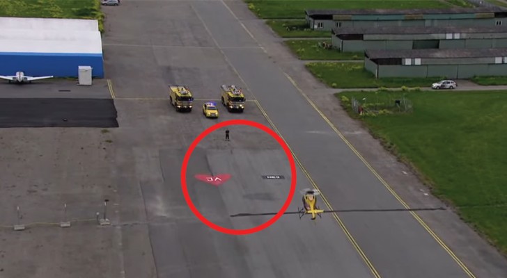 Um piloto de helicóptero pede sua namorada em casamento: o modo no qual ela responde é genial!