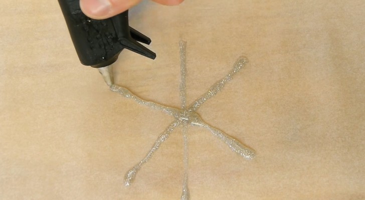 Extiende el pegamento cliente sobre el papel de horno: este es un truco facil para crear una decoracion navideña 