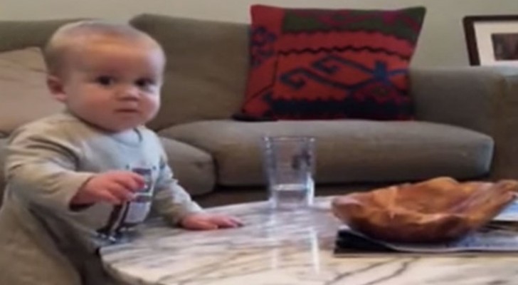 La maman lui dit de ne pas toucher le verre: le visage espiègle du bébé est incomparable!