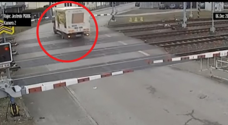 Bilen fastnar mellan bommarna på järnvägskorsningen: mannen försöker komma ut så här!
