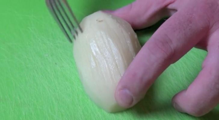 Il gratte les pommes de terre avec une fourchette: voici une astuce pour les faire cuire au four comme un vrai chef