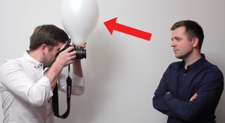 Coloca um balão na frente do flash da máquina fotográfica: a diferença é incrível!