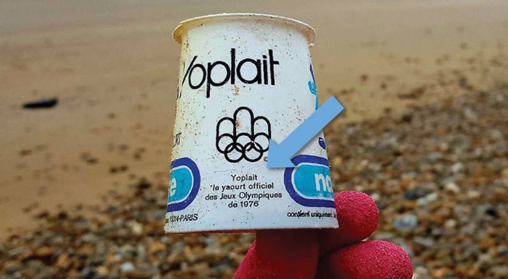 Il retrouve un pot de yaourt sur la plage et découvre qu'il date des J.O. de 1976