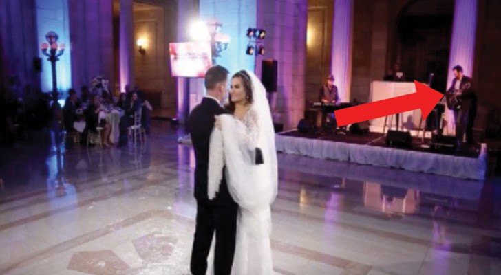 Das Ehepaar tanzt zu seinem Lieblingslied, aber hinter der Braut gibt es eine Überraschung für sie