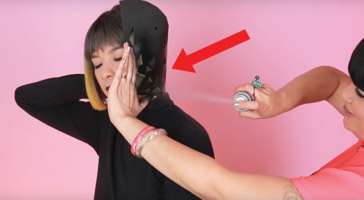 Elle approche le spray et commence à lui colorer les cheveux : l’effet final est surprenant!