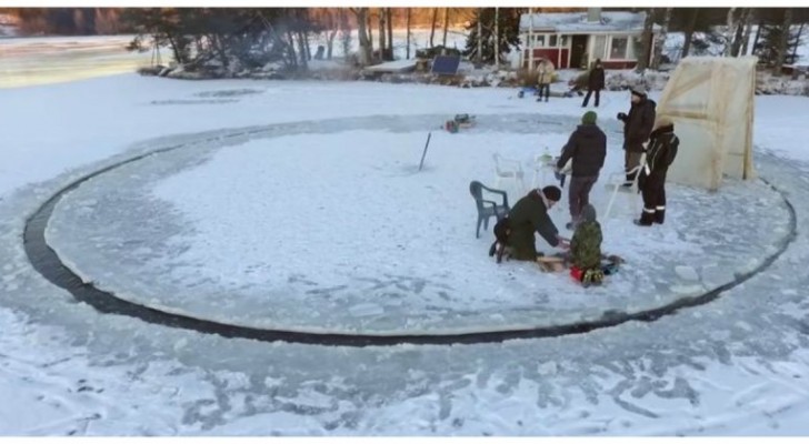 Ils coupent une plate-forme circulaire dans la glace : la raison est absolument géniale !