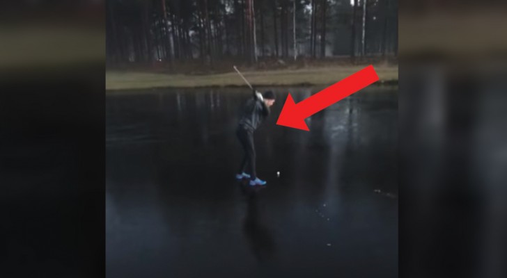 Er spielt Golf auf einem zugefrorenen See: in nur wenigen Sekunden passiert das Schlimmste