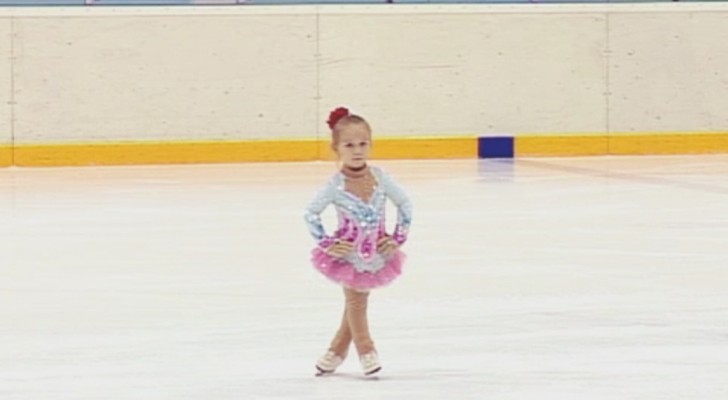 La patineuse a seulement 3 ans mais elle réussit à conquérir tout le monde... avec sa tendresse !