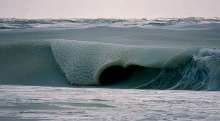 Le onde ghiacciano nella baia: un fotografo cattura lo spettacolo rarissimo