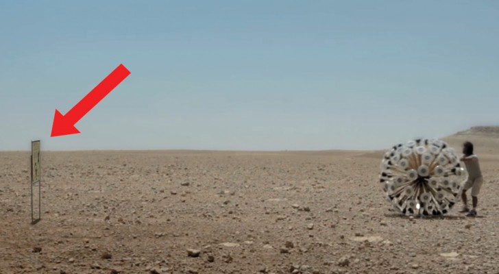 Er nähert sich dem Schild und lässt den Ball vom Wind vorantreiben: der Grund dafür wird in euch Bewunderung für ihn wecken