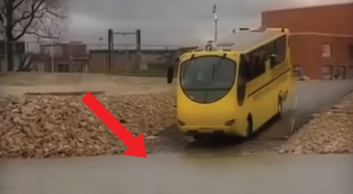 El chofer abandona la calle y se dirige hacia el rio: el paseo en autobus reserva una sorpresa!