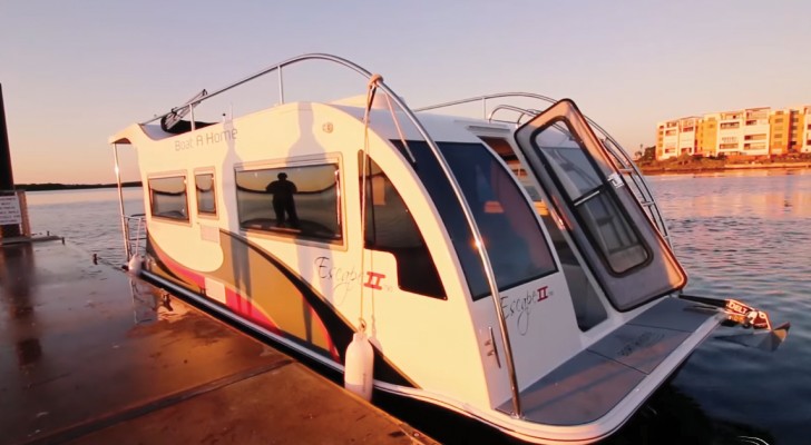 Un mini-appartement sur une barque : voici la caravane flottante dont nous rêvons tous