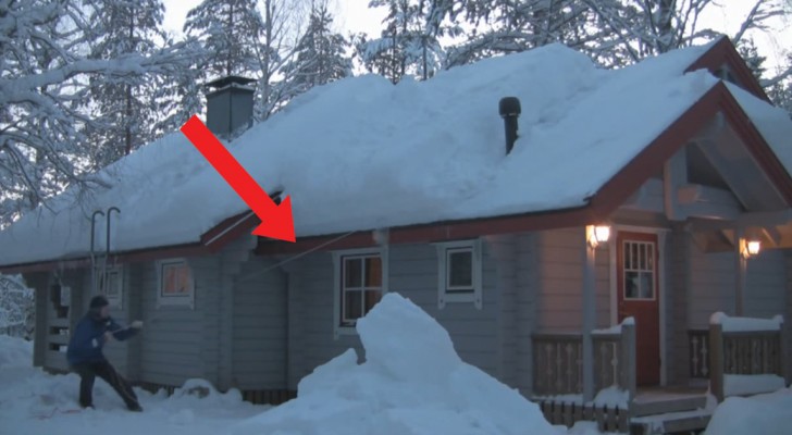 Cet homme veut enlever la neige du toit : le génie de sa technique est admirable !