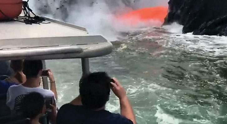 Een lava-uitbarsting verrast een groep toeristen in een boot: dit is een uniek spektakel!