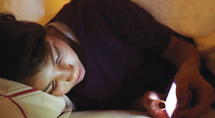 Sei solito usare il cellulare prima di dormire? Leggi qui... e non lo farai più.