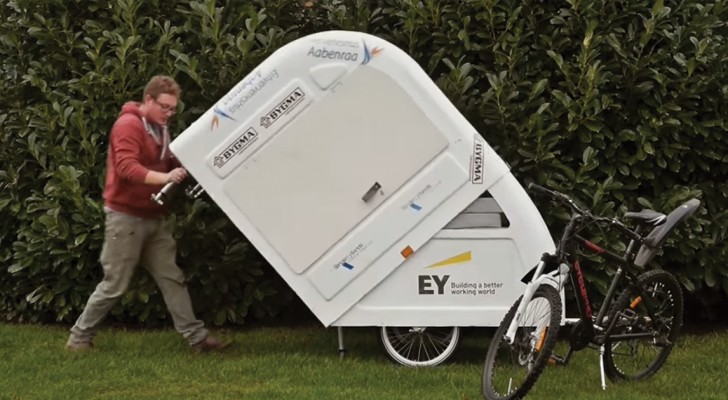 Ute på äventyr med cykeln? Den här mini-husvagnen passar perfekt för att tälta och cykla samtidigt!