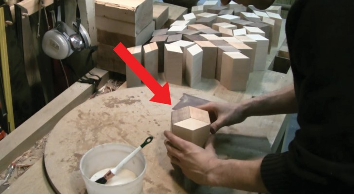 Han skär ut tiotals träskivor och skapar ett perfekt föremål