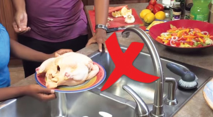 Experts warn: Washing raw chicken before cooking it can promote bacterial contamination