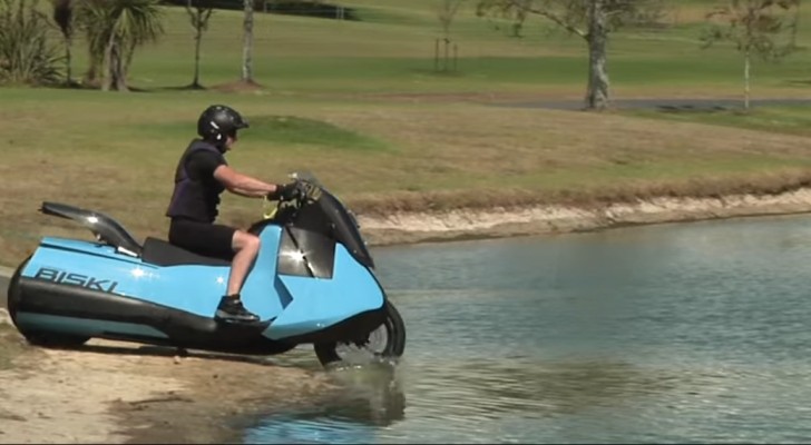 Vom Festland ins Wasser mit dem gleichen Fahrzeug: hier das Amphibienmotorrad, das ungebremsten Spaß garantiert