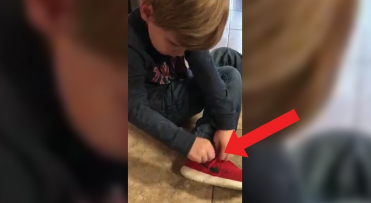 Un enfant apprend aux enfants comment lacer ses chaussures: COMME ÇA, c'est un jeu d'enfant!