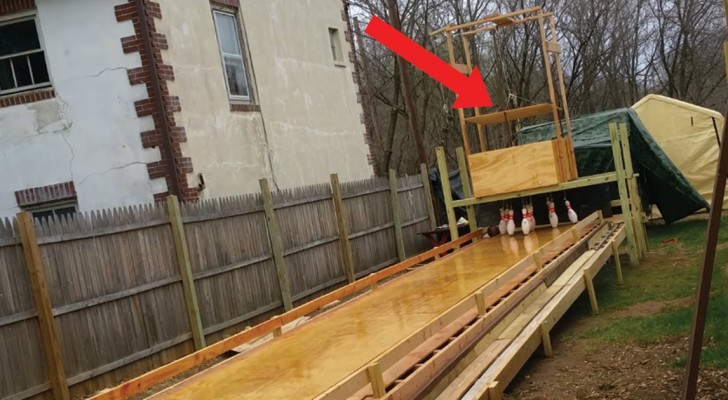 Construye una pista de bowling en el jardin. El modo en que tira las clavijas arriba? Genial!