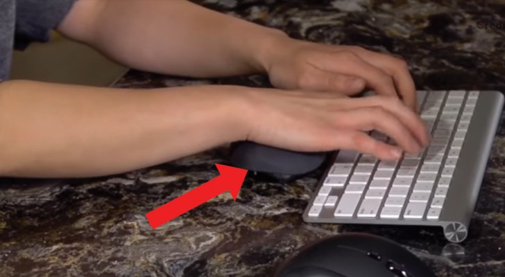 Passate molte ore davanti al pc? Questo tappetino a levitazione magnetica renderà piacevole anche il lavoro