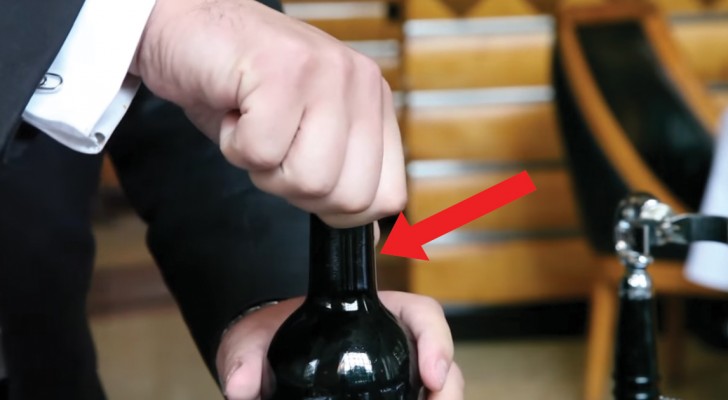 Voici l'ancienne façon d'ouvrir les bouteilles de vin avec un bouchon en liège détérioré