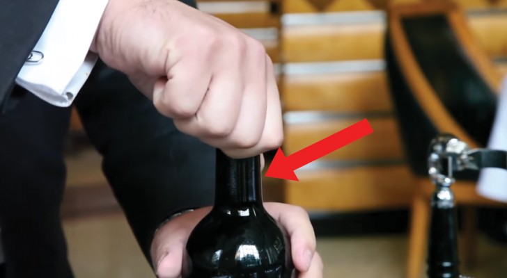 Este é um antigo método para abrir as garrafas de vinho com tampa de cortiça danificada